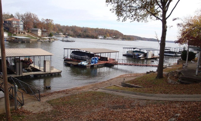 Sunrise Beach Cabin | NEW LISTING Lake view cabin, close to Captain Ron's Resort, Lake of the Ozarks