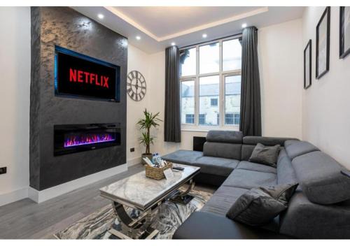 Bolton House | New Listing Luxurious Duplex in Bolton Sleeps 6 Parking