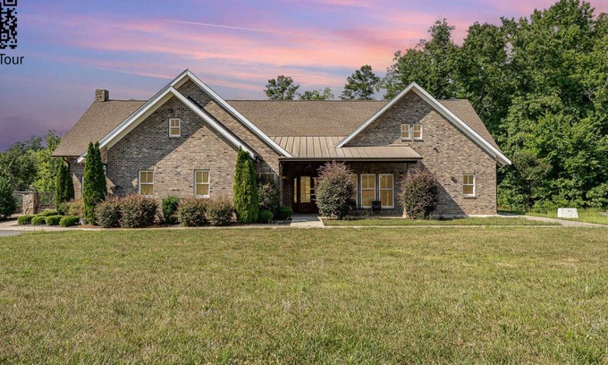 Matthews House | New Listing! Massive 6 Bed-Perfect 4 Large Groups