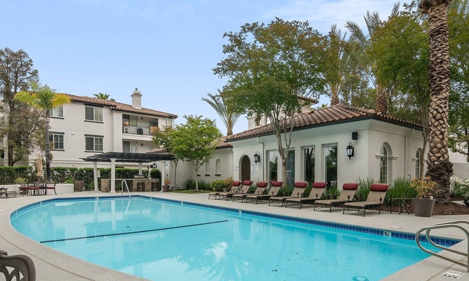 Valencia Apartment | NEW LISTING! Modern Suite*VIP*WIFI*Pool*2 King beds*AC by RedAwning