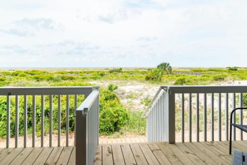 Beachwalk House | NEW LISTING Ocean Front 1 Bedroom - New Decks and Pool Access