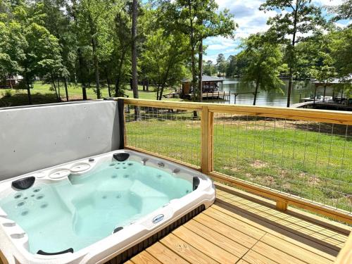 Milledgeville House | NEW Listing on Lake Sinclair with HOT TUB