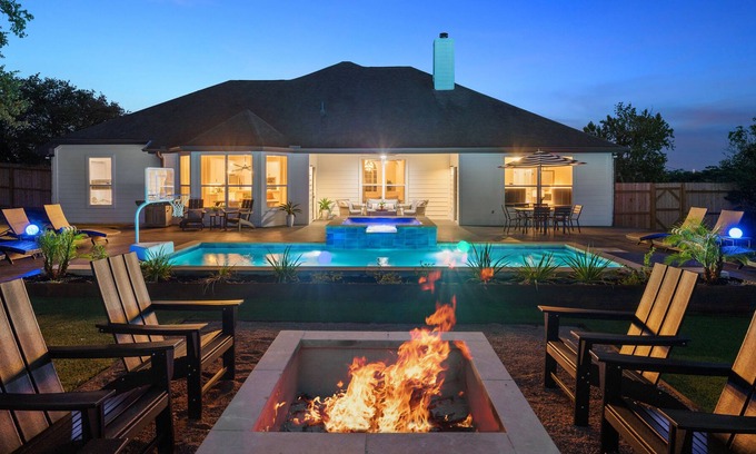 Austin House | *NEW LISTING* Pool Spa 14Beds 5 Bedrooms 3.5 Bath 20 Guests FirePit