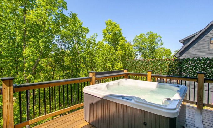 Sevierville Cabin | New Listing Promo! Heart Lake: Hot Tub & Game Room