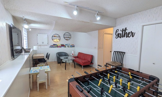 Northeast Minneapolis House | New Listing Promotion-Cozy&Spacious 4 BR/2BA house w/Game Room in central Mpls