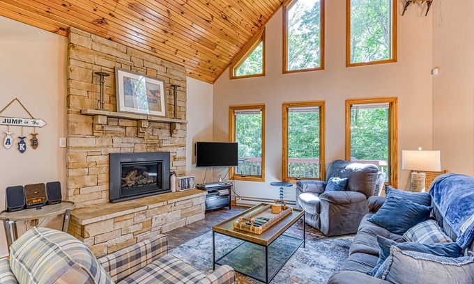 North Glade Hills Ski Chalet | New listing! Quiet Home w/ Hot Tub, Fireplace, Ping-Pong, Foosball, & Free WiFi!
