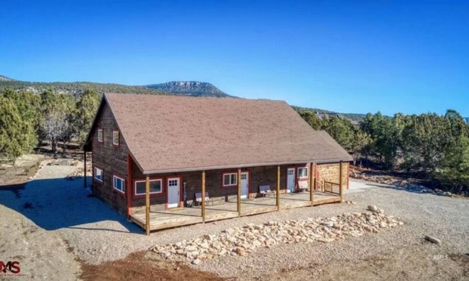 Zion National Park East Entrance Cabin | ✨New Listing✨ Red Rock Estate ~ 2 home combo🏡 Hot tubs💧 Near Zion Nat'l Park🏞