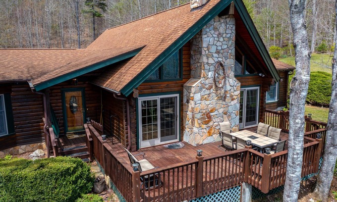 Newland Cabin | *NEW LISTING* River Front Cabin Near Linville Falls/Winery Sleeps 16