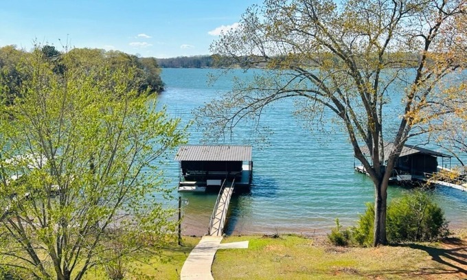 Anderson House | NEW LISTING Spacious 5-bedroom lakefront house in Anderson, 13 miles to Clemson