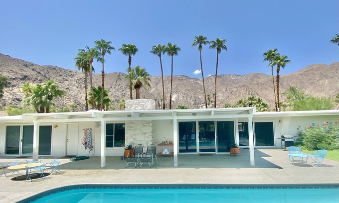 Vista Las Palmas House | New Listing! Stunning Mountain Views and Easy Walk to Downtown