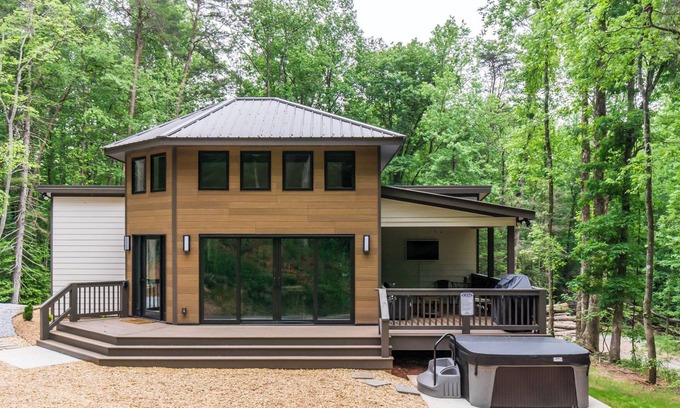 Dahlonega House | New Listing! The Porter Retreat - 35 Acres, Hot Tub, Fire Pit