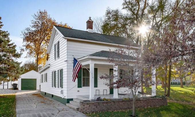 Northeast South Bend House | NEW LISTING! Walking distance to Notre Dame, 3BR - 1.5BA House. Go Irish βοΈπβοΈ