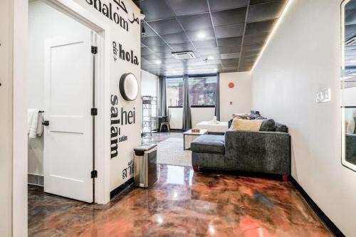 North Oakland Apartment | New Loft 3 min to Childrens Hospital Sleeps 4
