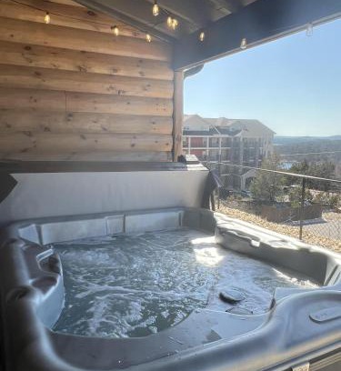 Table Rock House | New Log Cabin with Ozark Sunset Views, $400 Daily Activities Included, Pickleball