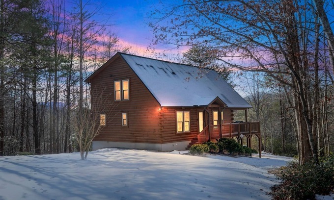 Sweetbriar Farms Cabin | NEW! Lost in Bearadise (3-Bedroom Cabin) with Pool