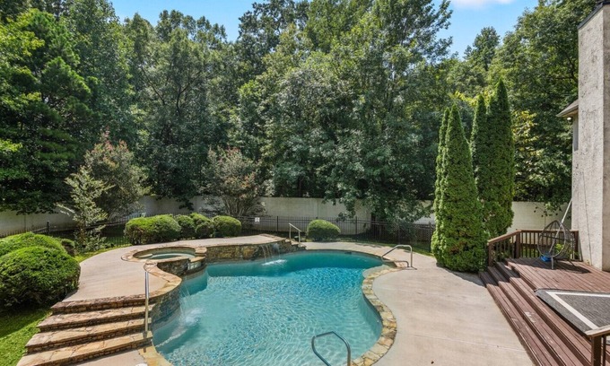 Inman House | New! Lux Mansion, 5 BR 4 BA, Heated Pool, Sleeps 12+