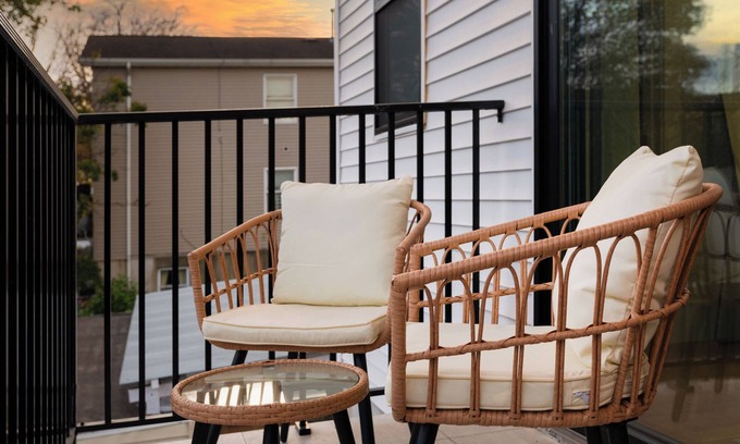 West Side House | NEW Lux Modern GEM+Parking+Yard+Gameroom near NYC!