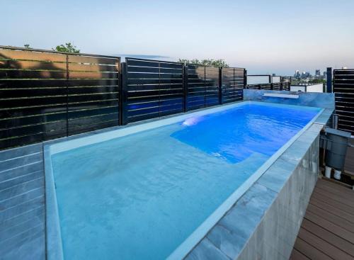 Katie Hill Neighborhood House | NEW Luxe Skyline Views - 20' Heated Rooftop Pool
