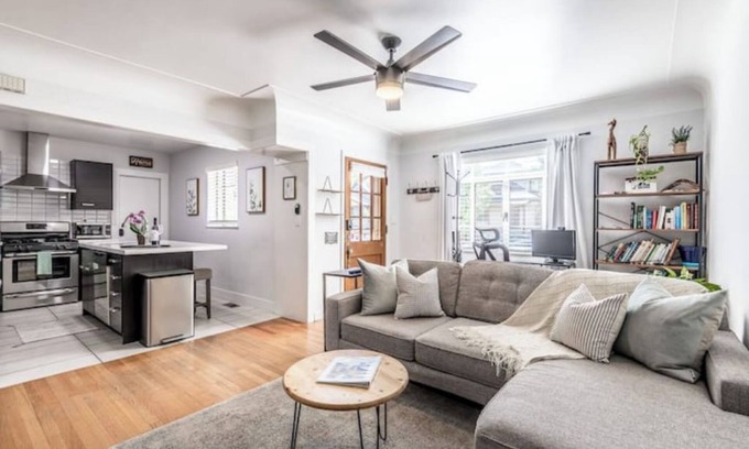 West Highland House | New-Luxe West Highland Haven, fully stocked, great location + free parking spot