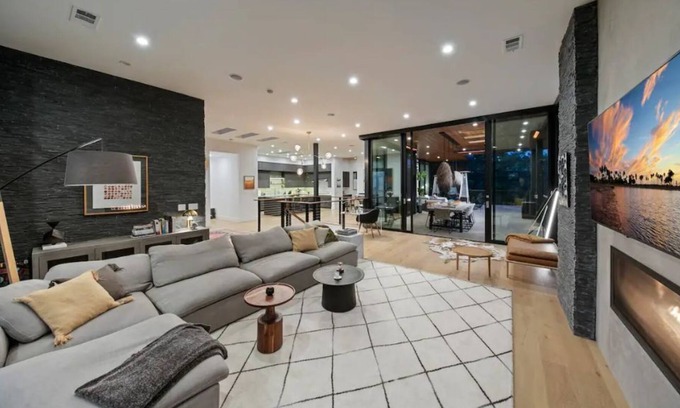 Muirlands Villa | New Luxurious Modern Oasis