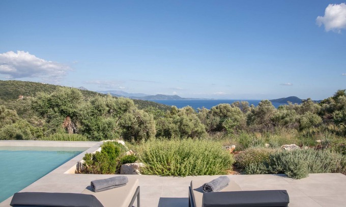 Katomerion Villa | New, luxurious villa with pool - Mesogi villa L