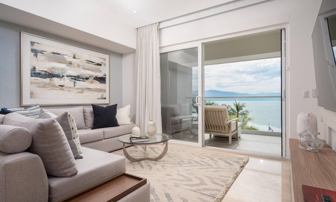 Las Glorias Condo | New Luxury 3BD Oceanfront condo at Harbor 171 3BD Condo for rent in North Hotel