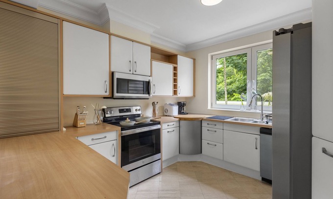 Nassau House | NEW Luxury, 4BDR, Spacious, Paradise Island, Steps from Atlantis, Pool
