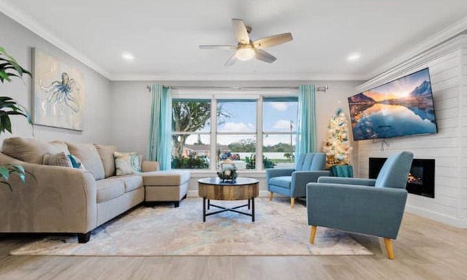 Tropic House | NEW! Luxury Beach Home w Pool Table for 11 people