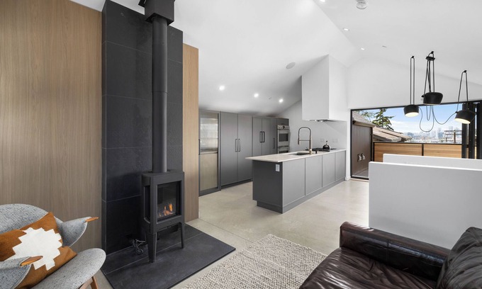 Grandview-Woodland House | New Luxury Duplex - Live like a local in the lively Commercial Dr neighbourhood!