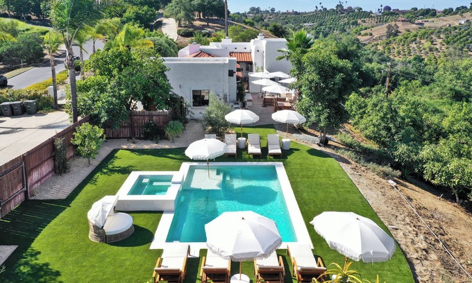 Fallbrook Villa | "NEW" Luxury Fallbrook Hacienda – 5BR, Pool, walk to Monserate Winery. Pets ok!
