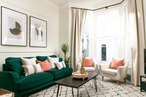 Barbican House | NEW LUXURY for 2024 - Central Plymouth House - Sleeps 10 - Access to Plymouth Town - Close to The Barbican - Pets welcome - Parking Available - By Luxe Living by Sophia