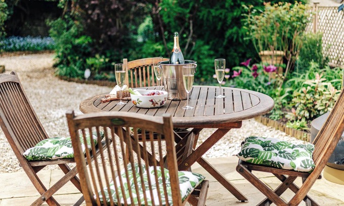 Tetbury Condo | NEW luxury historic apartment, private garden, parking, dog-friendly, in Tetbury