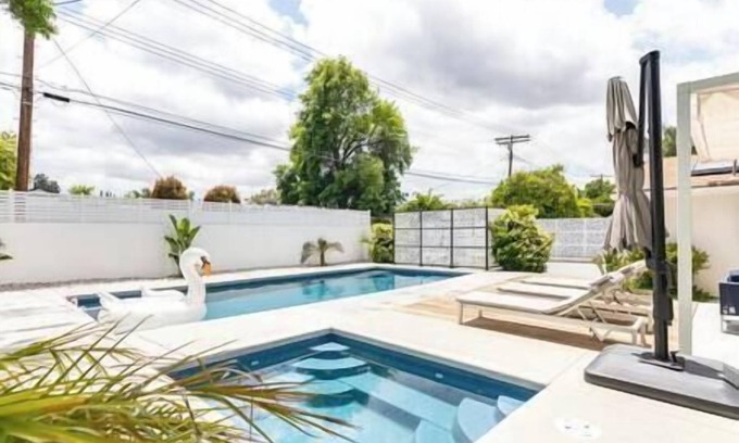 Los Angeles County House | New luxury house. Pool, spa, sauna. EV. Pets