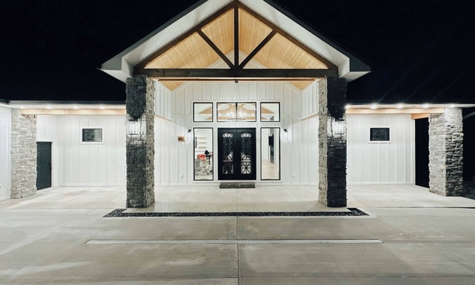 Jacksboro House | New LUXURY LAKEFRONT home! Sleeps 17 w/private baths,bunks,games,dock,parking!