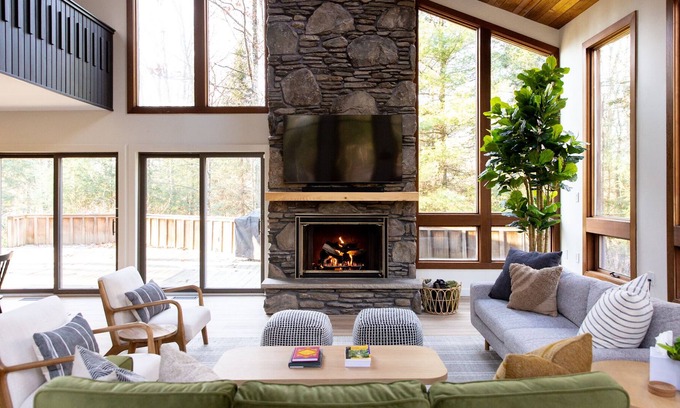 Jim Thorpe Ski Chalet | *NEW* Luxury modern chalet on 10 Acres in the Pocono mountains