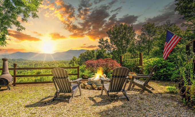 Robbinsville Cabin | NEW! Luxury Nantahala Cabin with Mtn Views, SoakTub, Fire Pit