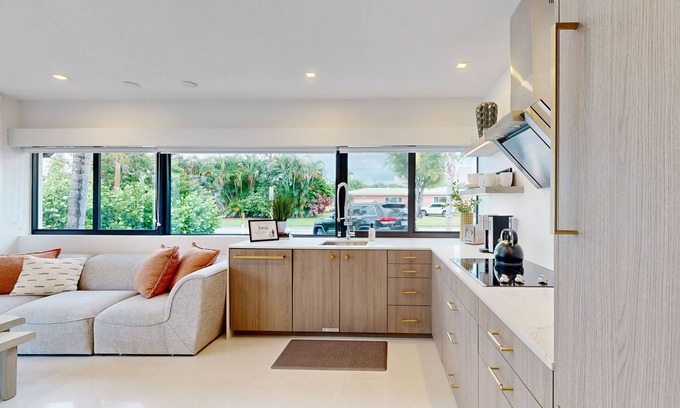 North Corals Apartment | New-Luxury, Private, Modern w/Patio 1 Mi to Beach