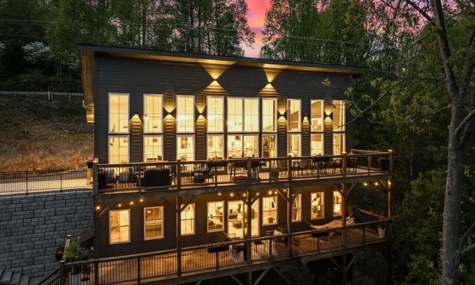Laurel Park House | New, Luxury, Secluded, Breathtaking Mountain Views, HotTub, FirePit