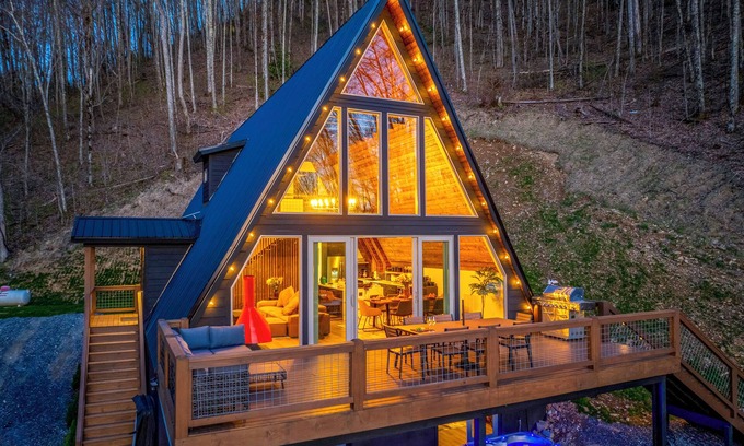 Maggie Valley House | New! Luxury Sunset Mountain Views! HotTub, GameRm & Theatre -Maggie Valley-Sylva