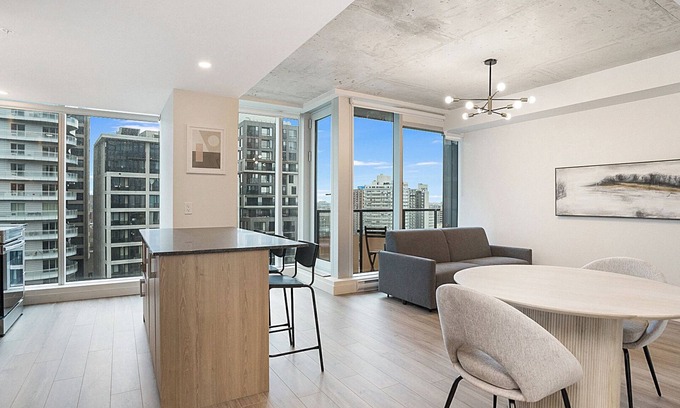 Quartier des Spectacles Apartment | New Luxury Unit in Heart of MTL 903 | Metro access
