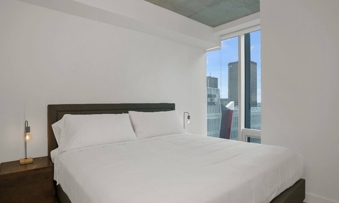 Quartier des Spectacles Apartment | New Luxury Unit in Heart of MTL 911 | Metro access