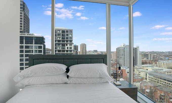 Quartier des Spectacles Apartment | New Luxury Unit in Heart of MTL 808 | Metro access