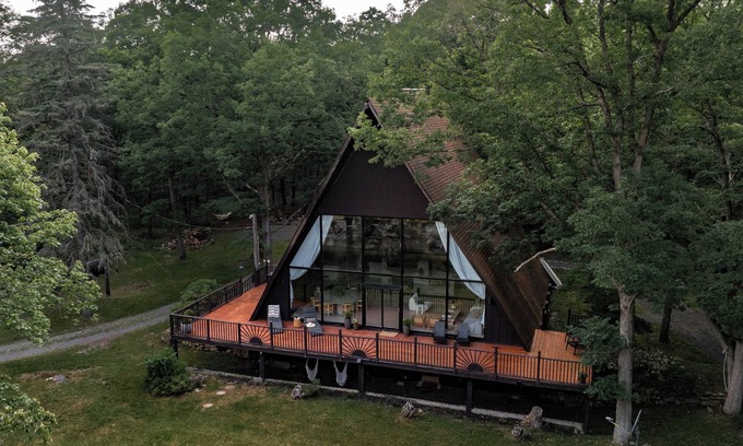 Jim Thorpe Cabin | *NEW* Luxury Designer A-Frame W/Cedar Hot tub