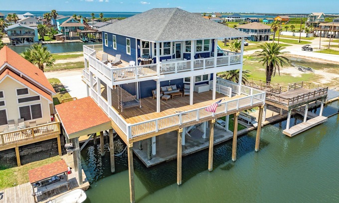 San Luis House | NEW Luxury Waterfront @San Luis Pass 2 Primary Suites, Family Friendly Sleeps 18