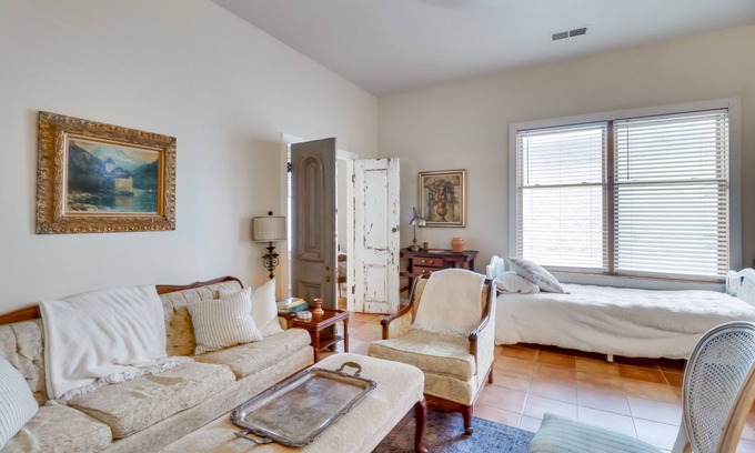 New Market Apartment | New Market Apartment: 6 Mi to Shenandoah Caverns!