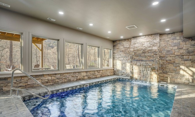 Massanutten House | NEW!Massanutten Home~INDOOR HEATED POOL~Theater~Hot tub~Family Friendly~Sleeps14