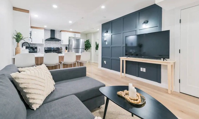 Calgary House | New! Min to Airport | Modern Private Suite