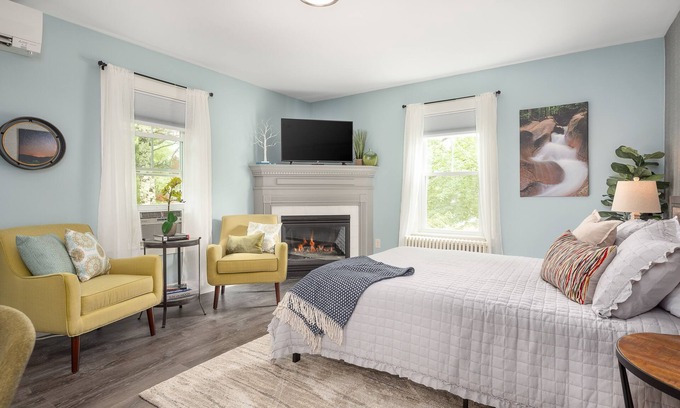 Intervale Apartment | NEW! Mins to North Conway & outdoor fun! Includes kitchenette/jet tub/fireplace