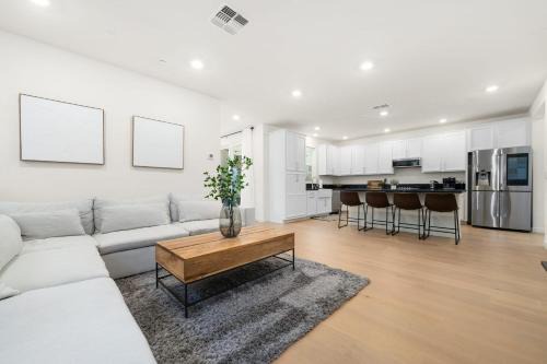 Willow Creek House | *NEW* Modern 4BR Home Nr Airport and Downtown w Fire Pit