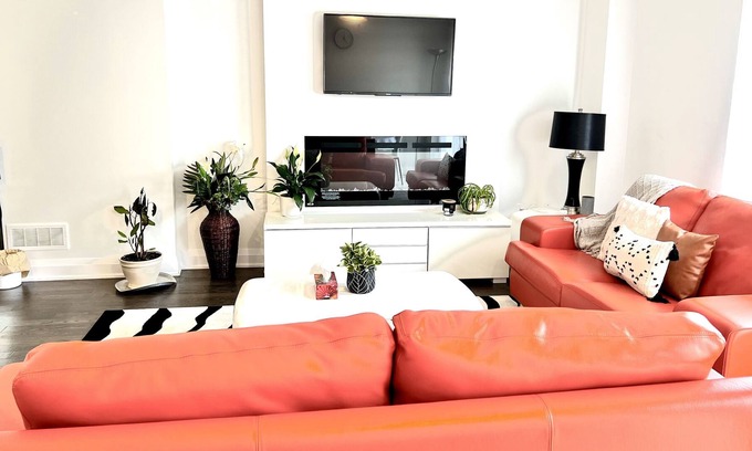 Hamilton House | New, Modern and Trendy Fully-Equipped End-Unit Townhouse